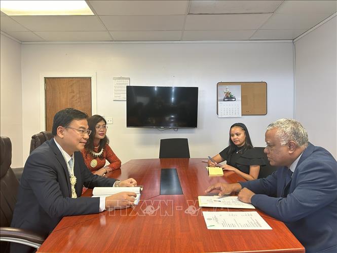 Vietnamese ambassador to the Republic of the Marshall Islands Pham Quang Hieu pays a courtesy call on Minister in Assistance to the President and Environment Bremity Lakjohn. VNA Photo