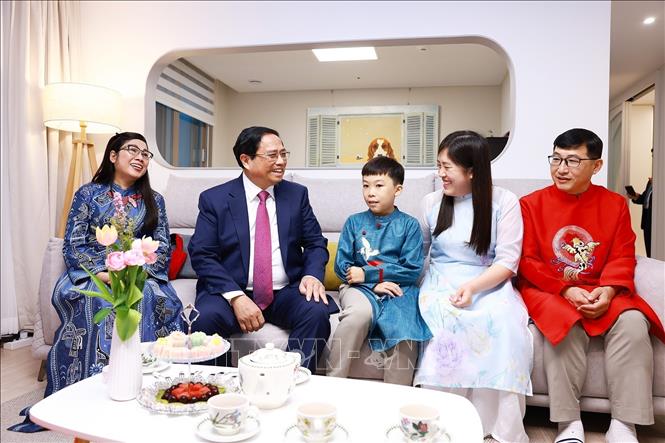 Prime Minister Pham Minh Chinh and his spouse visit the family of Jang Yeong Gak and Vu Thai Linh - a Vietnamese-Korean multicultural family in Osan city, Gyeonggi province on July 3. VNA Photo: Dương Giang