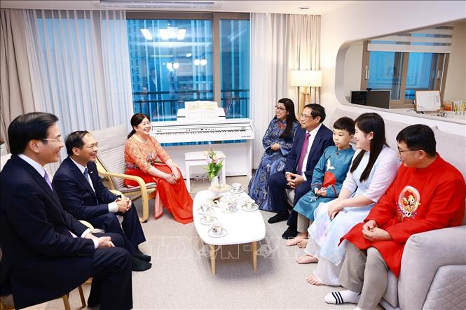 Prime Minister Pham Minh Chinh and his spouse visit the family of Jang Yeong Gak and Vu Thai Linh - a Vietnamese-Korean multicultural family in Osan city, Gyeonggi province on July 3. VNA Photo: Dương Giang