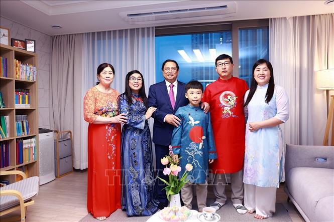 Prime Minister Pham Minh Chinh and his spouse visit the family of Jang Yeong Gak and Vu Thai Linh - a Vietnamese-Korean multicultural family in Osan city, Gyeonggi province on July 3. VNA Photo: Dương Giang