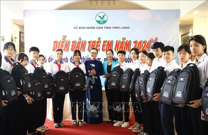 Lãnh đạo tỉnh Vĩnh Long trao quà cho các em tham gia Diễn đàn. Ảnh: Lê Thúy Hằng - TTXVN