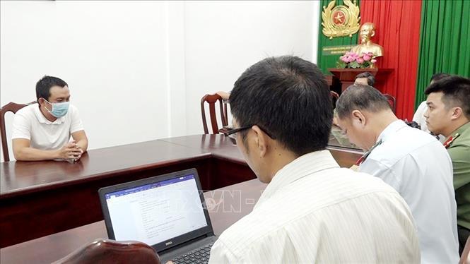 Đối tượng T.T.H bị xử phạt hành chính vì đăng tải thông tin sai sự thật trên mạng xã hội. Ảnh: TTXVN phát