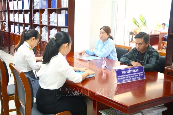 Người dân đến Chi cục Thuế khu vực Hòa Thành - Dương Minh Châu, tỉnh Tây Ninh để được hướng dẫn, giải đáp về chính sách, thủ tục hành chính về thuế. Ảnh: Minh Phú – TTXVN