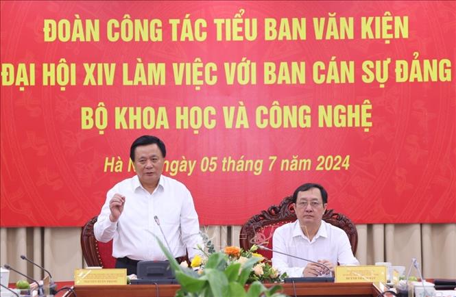 Đồng chí Nguyễn Xuân Thắng, Ủy viên Bộ Chính trị, Giám đốc Học viện Chính trị Quốc gia Hồ Chí Minh, Chủ tịch Hội đồng Lý luận Trung ương, Thường trực Tiểu ban Văn kiện, Tổ trưởng Tổ biên tập Văn kiện Đại hội XIV phát biểu chỉ đạo tại buổi làm việc. Ảnh: Văn Điệp – TTXVN