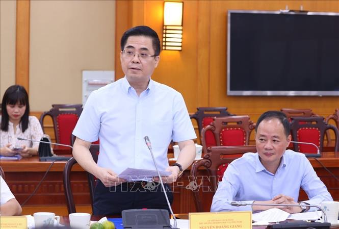 Thứ trưởng Bộ Khoa học và Công nghệ Nguyễn Hoàng Giang báo cáo tại buổi làm việc. Ảnh: Văn Điệp – TTXVN