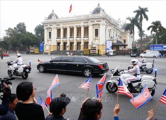 Hà Nội không chỉ là điểm đến an toàn, đáng tin cậy mà còn là “điểm hẹn” hấp dẫn các chính khách và bạn bè quốc. Trong ảnh: Đoàn xe đưa Chủ tịch Triều Tiên Kim Jong-un di chuyển qua Quảng trường Cách mạng Tháng Tám để đến gặp Tổng thống Mỹ Donald Trump, tại Hội nghị Thượng đỉnh Mỹ-Triều Tiên lần thứ hai, ngày 28/2/2019. Ảnh: Lâm Khánh – TTXVN