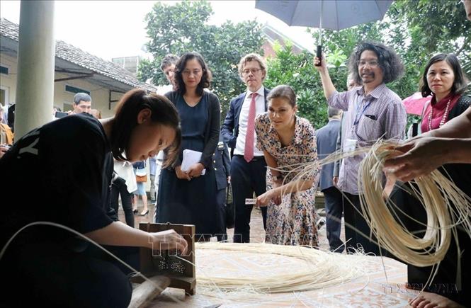 Hà Nội là nơi mà nhiều nguyên thủ của các quốc gia trên thế giới thoải mái trải nghiệm không khí yên bình. Trong ảnh: Công chúa kế vị Thụy Điển Victoria Ingrid Alice Desiree đến thăm làng nghề truyền thống mây tre đan tại thôn Phú Vinh, xã Phú Nghĩa, huyện Chương Mỹ, TP Hà Nội trong chuyến thăm chính thức Việt Nam (7/5/2019). Ảnh: Văn Điệp – TTXVN