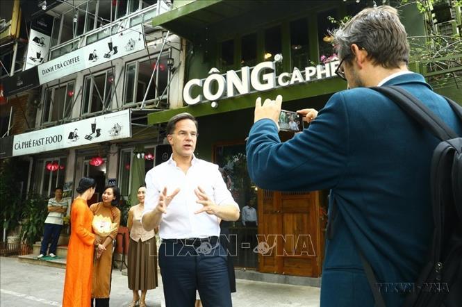 Hà Nội là nơi mà nhiều nguyên thủ của các quốc gia trên thế giới thoải mái trải nghiệm không khí yên bình. Trong ảnh: Trong chuyến thăm Việt Nam, sáng 2/11/2023, Thủ tướng Vương quốc Hà Lan Mark Rutte đến một quán trên phố Điện Biên Phủ (Hà Nội), thưởng thức trà và nói chuyện với những người bạn Việt Nam. Ảnh: Lâm Khánh - TTXVN