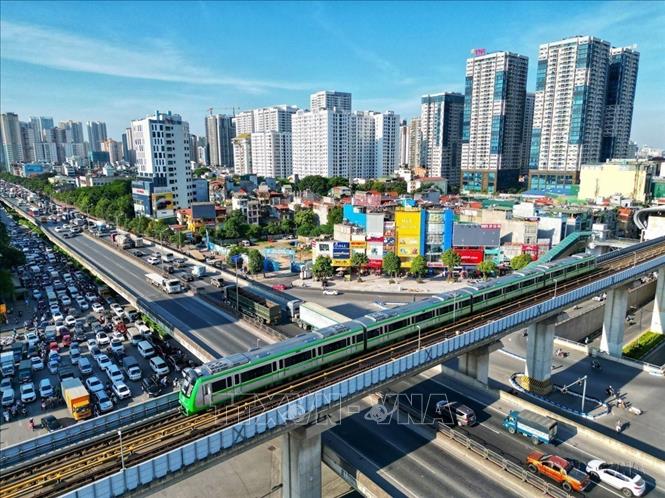 Diện mạo đô thị Hà Nội ngày càng hiện đại, tình trạng ùn tắc giao thông được cải thiện đáng kể, thúc đẩy phát triển kinh tế - xã hội. Trong ảnh: Tuyến đường sắt đô thị Cát Linh - Hà Đông (Hà Nội) - tuyến đường sắt đô thị đầu tiên của cả nước trở thành phương tiện đi lại hằng ngày của đông đảo người dân Thủ đô. Ảnh: Tuấn Anh - TTXVN