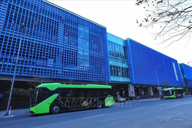 Sau hơn 3 tháng đi vào vận hành, các tuyến xe buýt điện đầu tiên trên địa bàn Thành phố Hà Nội đã hoạt động ổn định. Xe buýt điện chạy bằng 100% năng lượng điện, hoàn toàn không phát thải, không có mùi gây say xe và không gây ô nhiễm tiếng ồn đô thị. Ảnh: Tuấn Anh - TTXVN