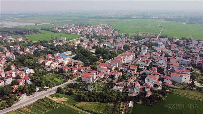 Diện mạo nông thôn ở Hà Nội có sự thay đổi rõ rệt; khoảng cách đời sống giữa khu vực đô thị và nông thôn dần được thu hẹp. Trong ảnh: Diện mạo nông thôn huyện Sóc Sơn (Hà Nội) ngày một đổi thay với cơ sở vật chất được đầu tư đồng bộ, văn minh, khang trang. Ảnh: Vũ Sinh – TTXVN