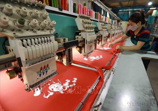 Để đáp ứng nhu cầu sử dụng hàng thêu trên các sản phẩm, nhiều hộ trong làng nghề thêu Cổ Chất, xã Dũng Tiến, huyện Thường Tín (Hà Nội) đầu tư máy móc tăng sản lượng, giảm nhân công lao động đáp ứng nhu cầu của thị trường. Ảnh: Vũ Sinh - TTXVN
