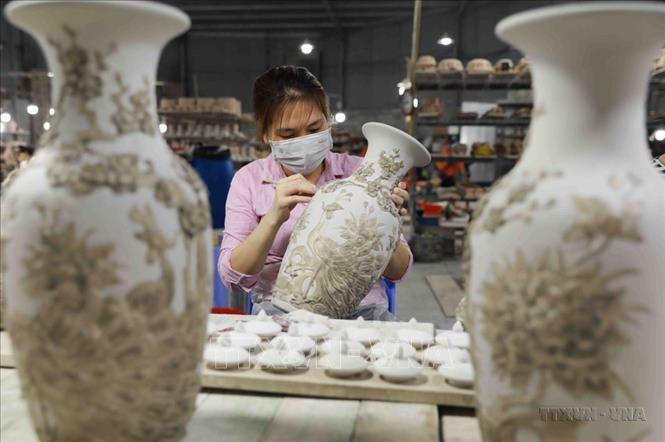 Hà Nội hiện có 806 làng nghề và làng có nghề đang hoạt động, trong đó 313 làng nghề đã được công nhận và 56 làng nghề có thương hiệu và nhãn hiệu tập thể. Ảnh: Vũ Sinh - TTXVN