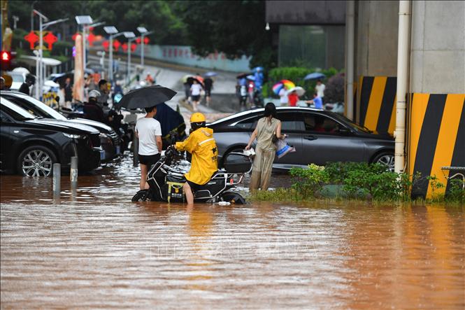 Cảnh ngập lụt sau những trận mưa lớn tại Trường Sa, thủ phủ tỉnh Hồ Nam, Trung Quốc, ngày 24/6/2024. Ảnh: THX/TTXVN