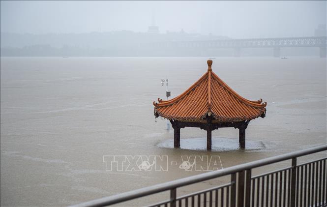 Cảnh ngập lụt sau những trận mưa lớn tại Vũ Hán, tỉnh Hồ Bắc, Trung Quốc, ngày 29/6/2024. Ảnh: THX/TTXVN