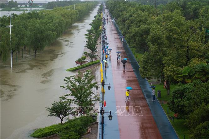 Mực nước sông dâng cao sau những trận mưa lớn tại Vũ Hán, tỉnh Hồ Bắc, Trung Quốc, ngày 29/6/2024. Ảnh: THX/TTXVN