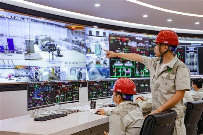 Công tác quản lý, bảo vệ môi trường được Hà Nội chú trọng, đầu tư. Trong ảnh: Quy trình xử lý tại  Nhà máy điện rác Sóc Sơn (Hà Nội) để phát điện đều được tự động hoá. Nhà máy điện rác Sóc Sơn sẽ cơ bản xử lý toàn bộ lượng rác thải sinh hoạt ở thành phố Hà Nội.  Ảnh: Trung Nguyên-TTXVN