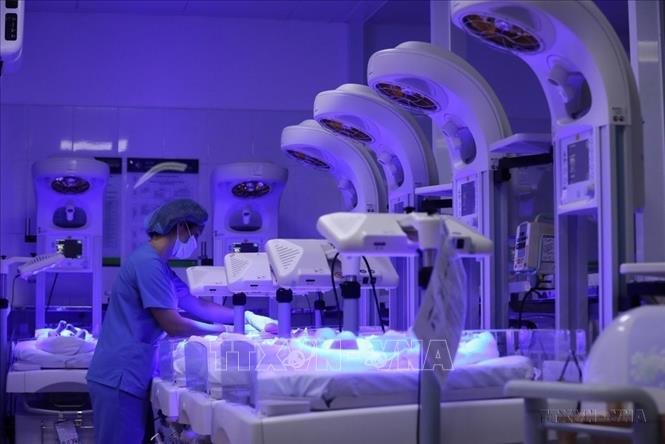 25 năm kể từ ngày đón nhận danh hiệu, y tế Hà Nội có bước phát triển vững chắc, đáp ứng ngày càng tốt hơn nhu cầu khám chữa bệnh của nhân dân. Trong ảnh: Phòng chiếu đèn cho trẻ sơ sinh mắc các bệnh lý về da của Bệnh viện Phụ sản Hà Nội. Ảnh: Minh Quyết – TTXVN