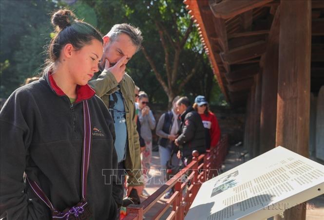  Khu Di tích quốc gia đặc biệt Văn Miếu-Quốc Tử Giám (Hà Nội) đã và đang tích cực đổi mới, đẩy mạnh các sản phẩm du lịch sử dụng công nghệ, chuyển đổi số mang lại trải nghiệm mới cho du khách, hướng đến phát triển bền vững trong khai thác, đưa di tích thành điểm đến hàng đầu của cả nước về phát triển du lịch thông minh. Ảnh: TTXVN