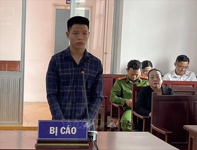 Bị cáo Huỳnh Nhật Linh bị tuyên án 15 năm tù về tội “Giết người”. Ảnh: Tuấn Kiệt – TTXVN.