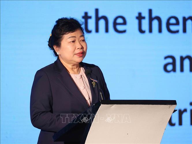 President of the Lao Women's Union Aly Vongnobountham speaks at the forum. VNA Photo: An Đăng