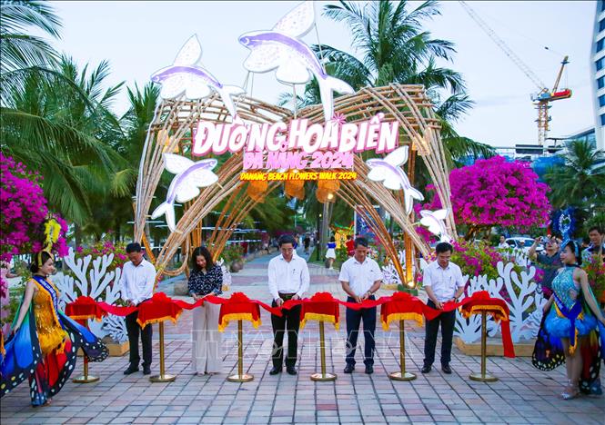 Lãnh đạo thành phố Đà Nẵng cùng các đại biểu cắt băng khai Khai trương “Đường hoa biển Đà Nẵng 2024”. Ảnh: Trần Lê Lâm - TTXVN 