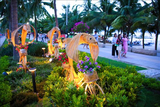 “Đường Hoa Biển Đà Nẵng 2024” với những tiểu cảnh sinh vật biển làm từ mây tre thân thiện với môi trường. Ảnh: Trần Lê Lâm - TTXVN 