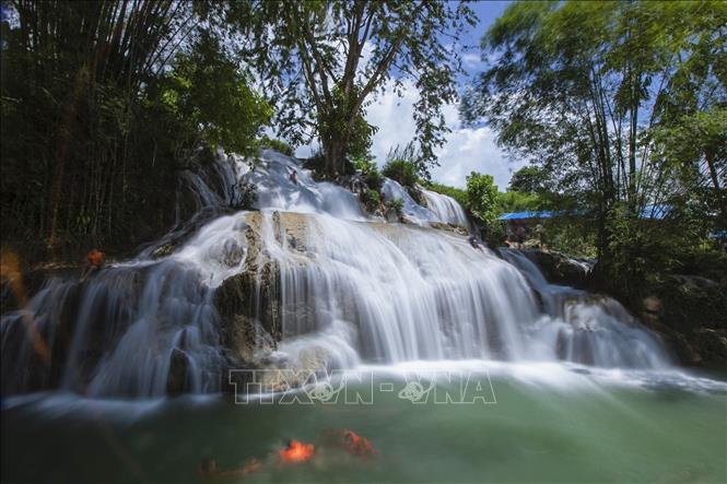 Với cảnh sắc còn hoang sơ, gần gũi thiên nhiên, thác Trăng là một điểm du lịch ấn tượng tại Hòa Bình. Ảnh: Trọng Đạt-TTXVN