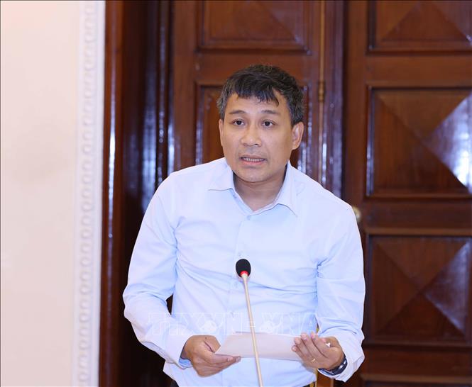Đồng chí Nguyễn Minh Vũ, Uỷ viên dự khuyết Trung ương Đảng, Thứ trưởng Thường trực Bộ Ngoại giao trình bày báo cáo tại hội nghị. Ảnh: Phương Hoa - TTXVN