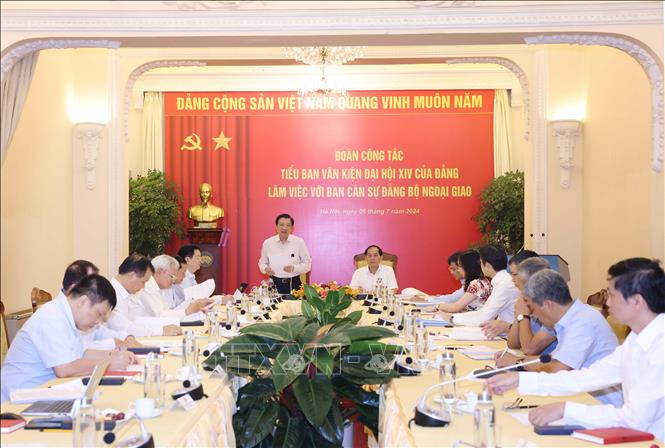 Đoàn Tiểu ban Văn kiện Đại hội XIV của Đảng làm việc với Ban cán sự đảng Bộ Ngoại giao. Ảnh: Phương Hoa - TTXVN