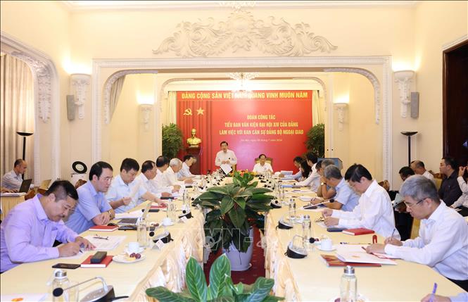 Đoàn Tiểu ban Văn kiện Đại hội XIV của Đảng làm việc với Ban cán sự đảng Bộ Ngoại giao. Ảnh: Phương Hoa - TTXVN