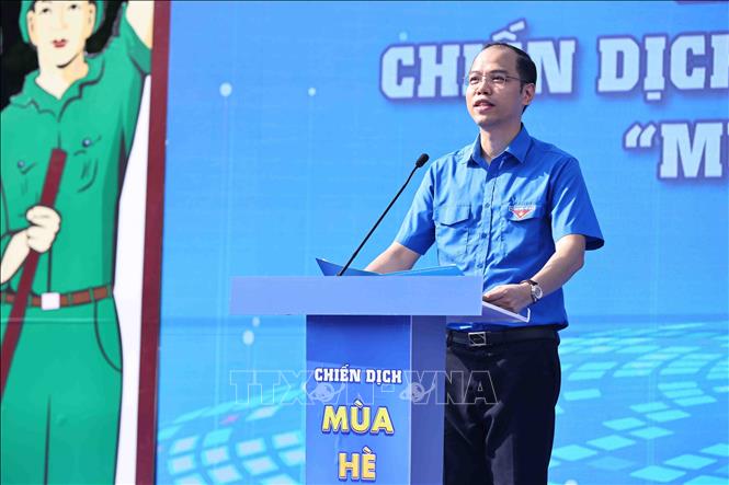Phó Bí thư Thành đoàn, Chủ tịch Hội Sinh viên Việt Nam thành phố Hà Nội Nguyễn Tiến Hưng phát biểu. Ảnh: Minh Đức – TTXVN