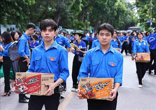 Thanh niên tình nguyện của các đội hình chuyển các vật phẩm lên xe để di chuyển về địa bàn thực hiện nhiệm vụ. Ảnh: Minh Đức – TTXVN