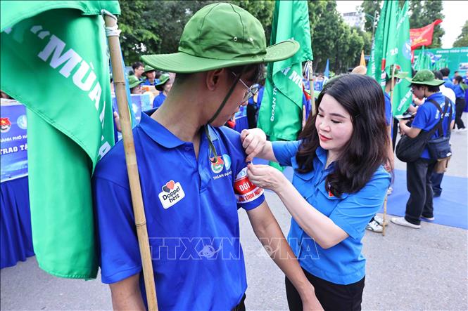 Bí thư Thành đoàn Hà Nội Chu Hồng Minh trao tặng vật phẩm và đeo băng cho các đội trưởng các đội hình trong Chiến dịch và các vật phẩm trang bị cho đội hình. Ảnh: Minh Đức – TTXVN