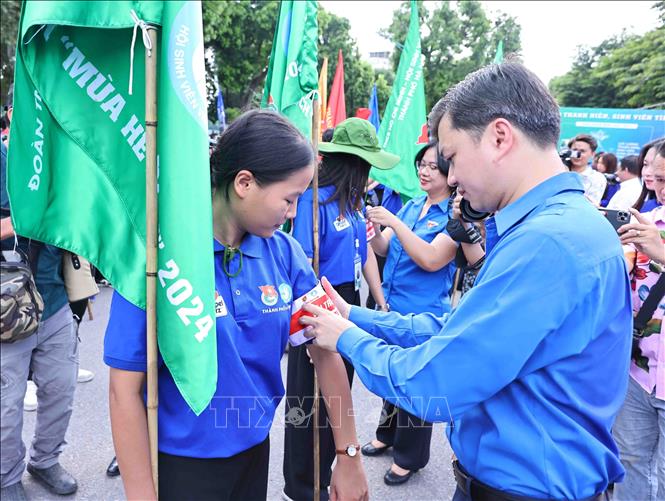 Bí thư TƯ Đoàn, Chủ tịch TƯ Hội Sinh viên Việt Nam Nguyễn Minh Triết trao tặng vật phẩm và đeo băng cho các đội trưởng các đội hình trong Chiến dịch và các vật phẩm trang bị cho đội hình. Ảnh: Minh Đức – TTXVN