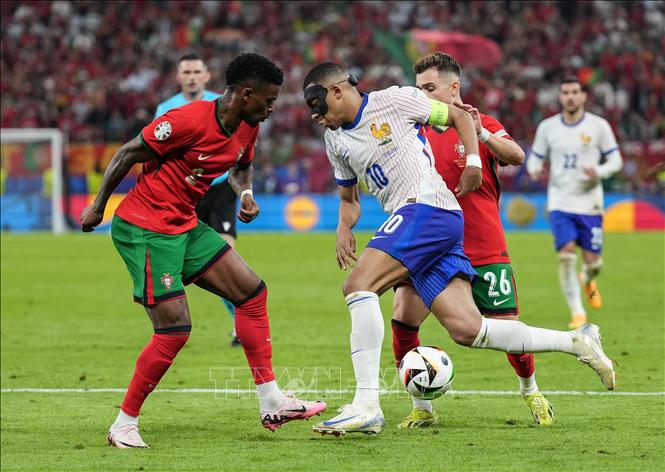Pha đột phá của tiền đạo tuyển Pháp Kylian Mbappe (số 10) trước các tuyển thủ Bồ Đào Nha. Ảnh: THX/TTXVN