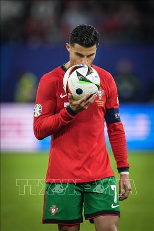 Cristiano Ronaldo thực hiện quả sút luân lưu đầu tiên cho đội tuyển Bồ Đào Nha trong trận tứ kết gặp Pháp, ngày 5/7/2024. Ảnh: THX/TTXVN 