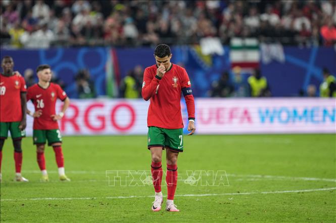 Cristiano Ronaldo thực hiện quả sút luân lưu đầu tiên cho đội tuyển Bồ Đào Nha trong trận tứ kết Euro 2024 gặp Pháp, ngày 5/7/2024. Ảnh: THX/TTXVN