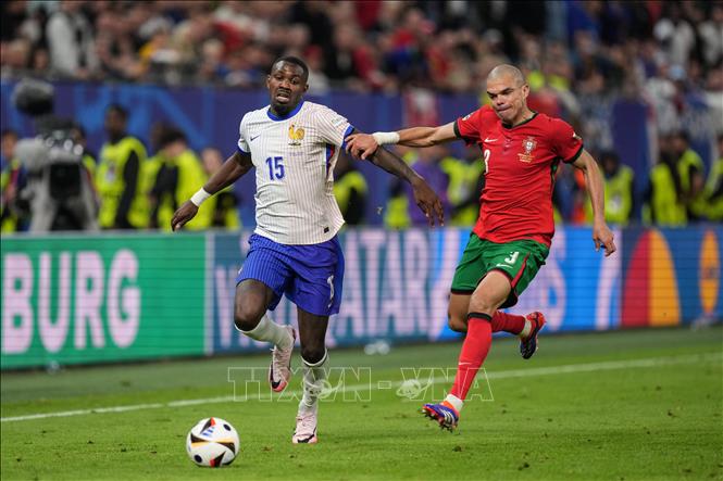Pha tranh bóng giữa hậu vệ Pepe của Bồ Đào Nha với tiền đạo Marcus Thuram của Pháp. Ảnh: THX/TTXVN