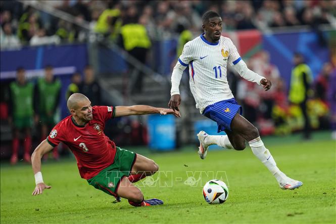 Hậu vệ Bồ Đào Nha Pepe (trái) cản đường bóng của tiền đạo Pháp Ousmane Dembele. Ảnh: THX/TTXVN