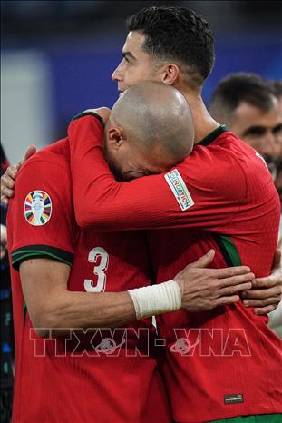 Cristiano Ronaldo (phải) an ủi lão tướng Pepe sau khi Bồ Đào Nha thất bại trước tuyển Pháp. Ảnh: THX/TTXVN
