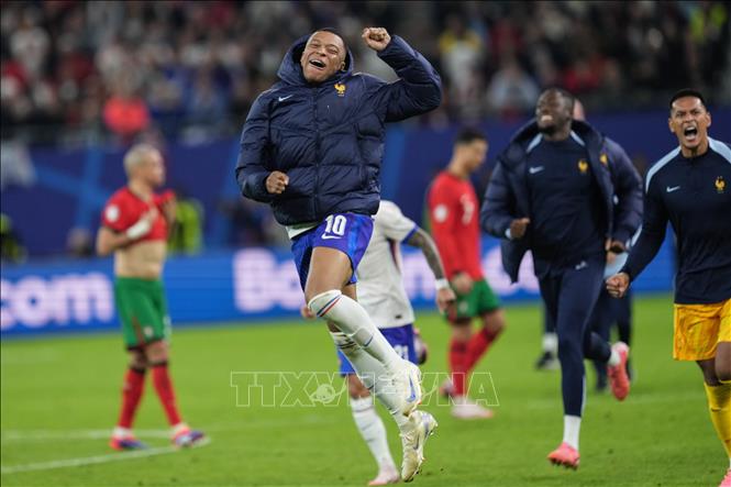 Tiền đạo Pháp Kylian Mbappe (số 10) ăn mừng chiến thắng trước tuyển Bồ Đào Nha. Ảnh: THX/TTXVN