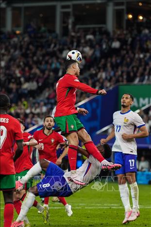 Cristiano Ronaldo (phía trên) đánh đầu trong nỗ lực kiểm soát bóng. Ảnh: THX/TTXVN 