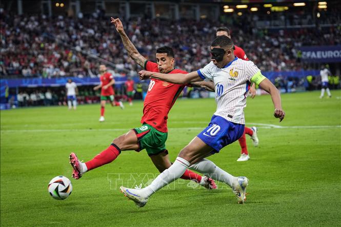 Tiền đạo Pháp Kylian Mbappe (số 10) trong một pha dứt điểm. Ảnh: THX/TTXVN 