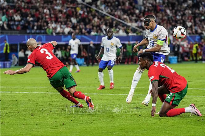 Kylian Mbappe (thứ 2, phải) sút bóng trong sự vây hãm của các tuyển thủ Bồ Đào Nha. Ảnh: THX/TTXVN