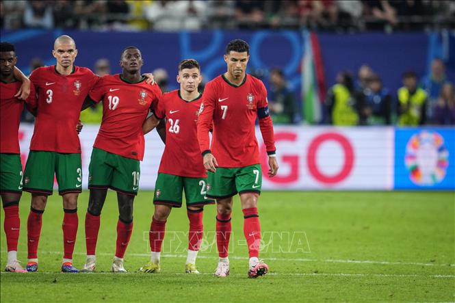 Cristiano Ronaldo (số 7) thực hiện quả sút luân lưu đầu tiên cho đội tuyển Bồ Đào Nha trong trận tứ kết Euro 2024 gặp Pháp, ngày 5/7/2024. Ảnh: THX/TTXVN