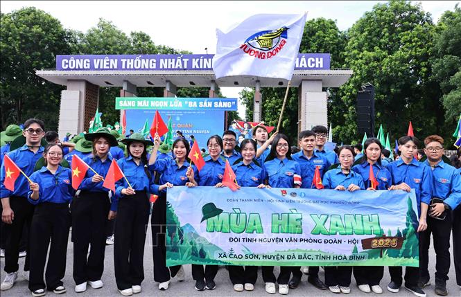 Volunteer teams leave for cities and provinces. VNA Photo: Minh Đức