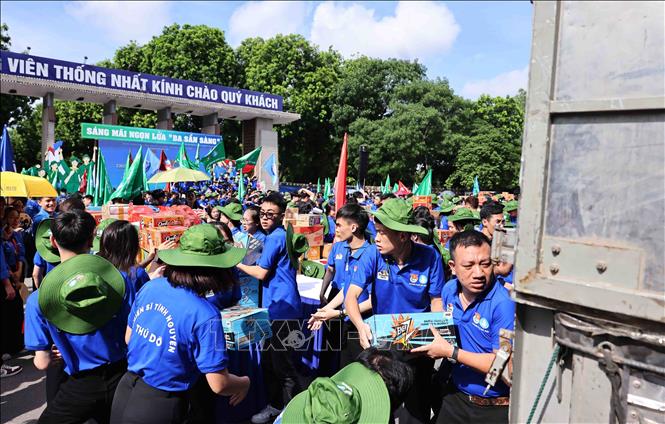 Volunteer teams leave for cities and provinces. VNA Photo: Minh Đức
