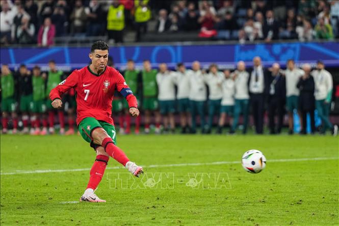 Cristiano Ronaldo thực hiện quả sút luân lưu đầu tiên cho đội tuyển Bồ Đào Nha trong trận gặp Pháp, ngày 5/7/2024. Ảnh: THX/TTXVN