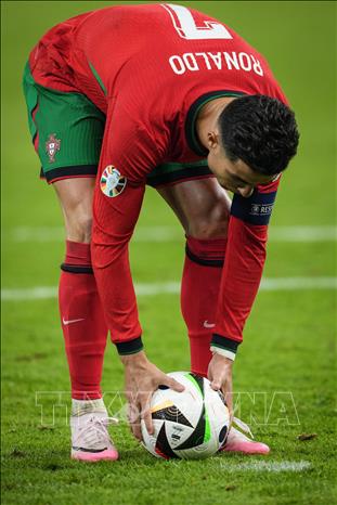 Cristiano Ronaldo thực hiện quả sút luân lưu đầu tiên cho đội tuyển Bồ Đào Nha trong trận tứ kết Euro 2024 gặp Pháp, ngày 5/7/2024. Ảnh: THX/TTXVN
